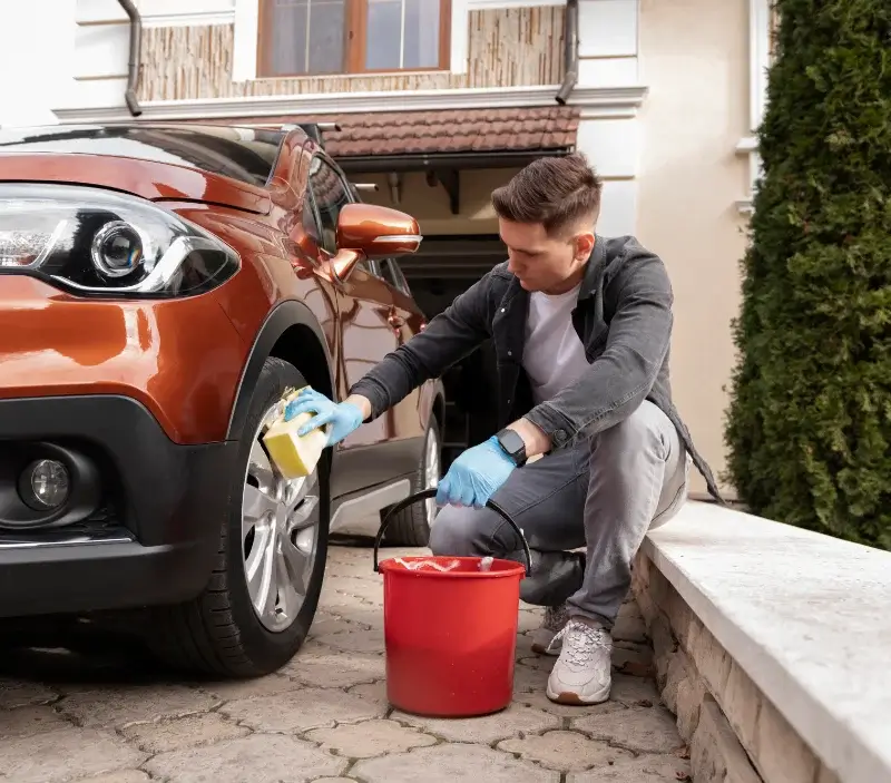 Lavage auto à domicile Plounévez-Quintin : professionnel intervenant sur un véhicule
